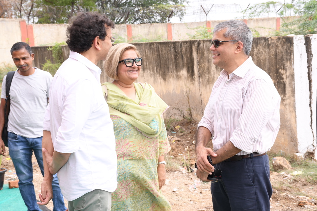A Nia team discussion during an on-ground corridor visit